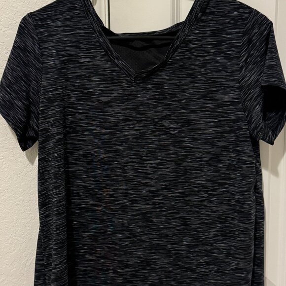 (Bundle) 6 Workout Tops in Sizes Small/Medium - Picture 7 of 9